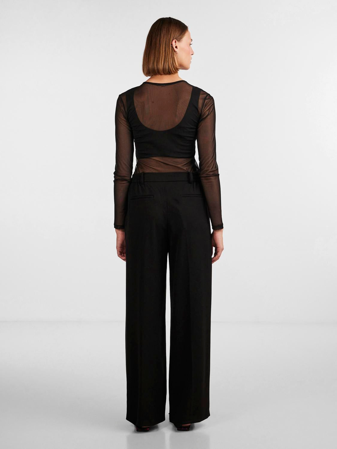 model_shot-back
